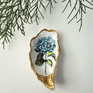 •3/$25• NWT Decorated Blue Hydrangea 3” Oyster Shell
